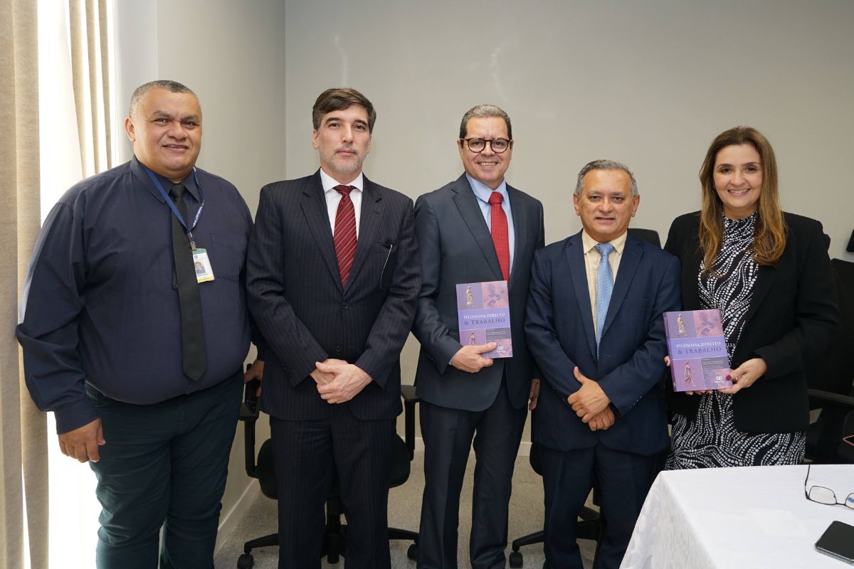 TRT-CE participa de lançamento de livro que reflete sobre filosofia, direito e trabalho